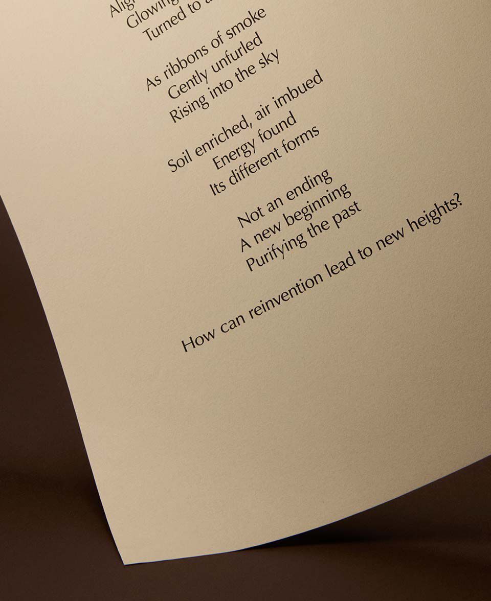Page de creme avec un texte poetique incline sur une surface brun chaud.