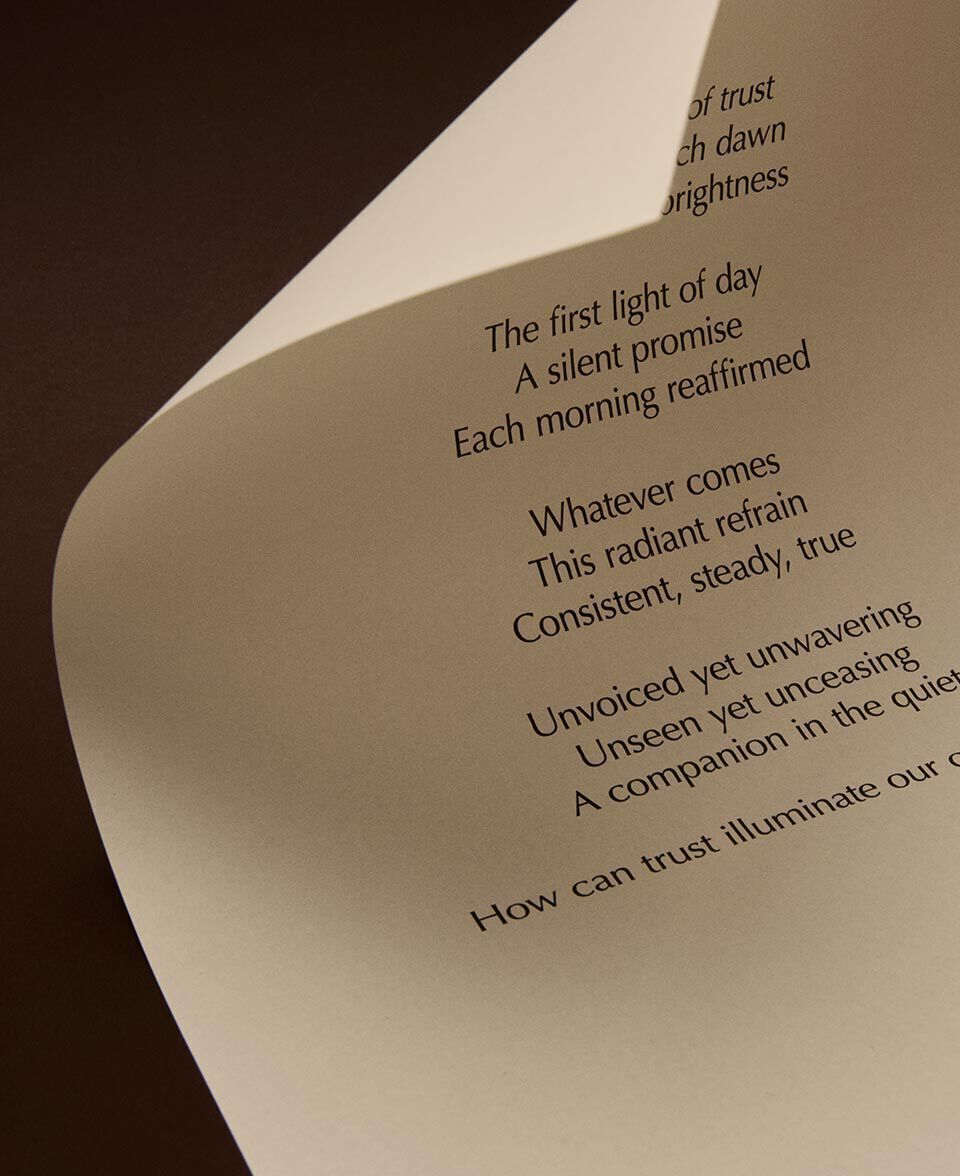 Page creme recourbee presentant le texte d’un poeme dans une composition en gros plan.